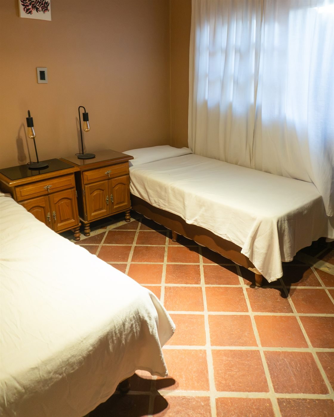 Una habitación de Alcanfor con luz natural, un espacio propio dentro de la casa.