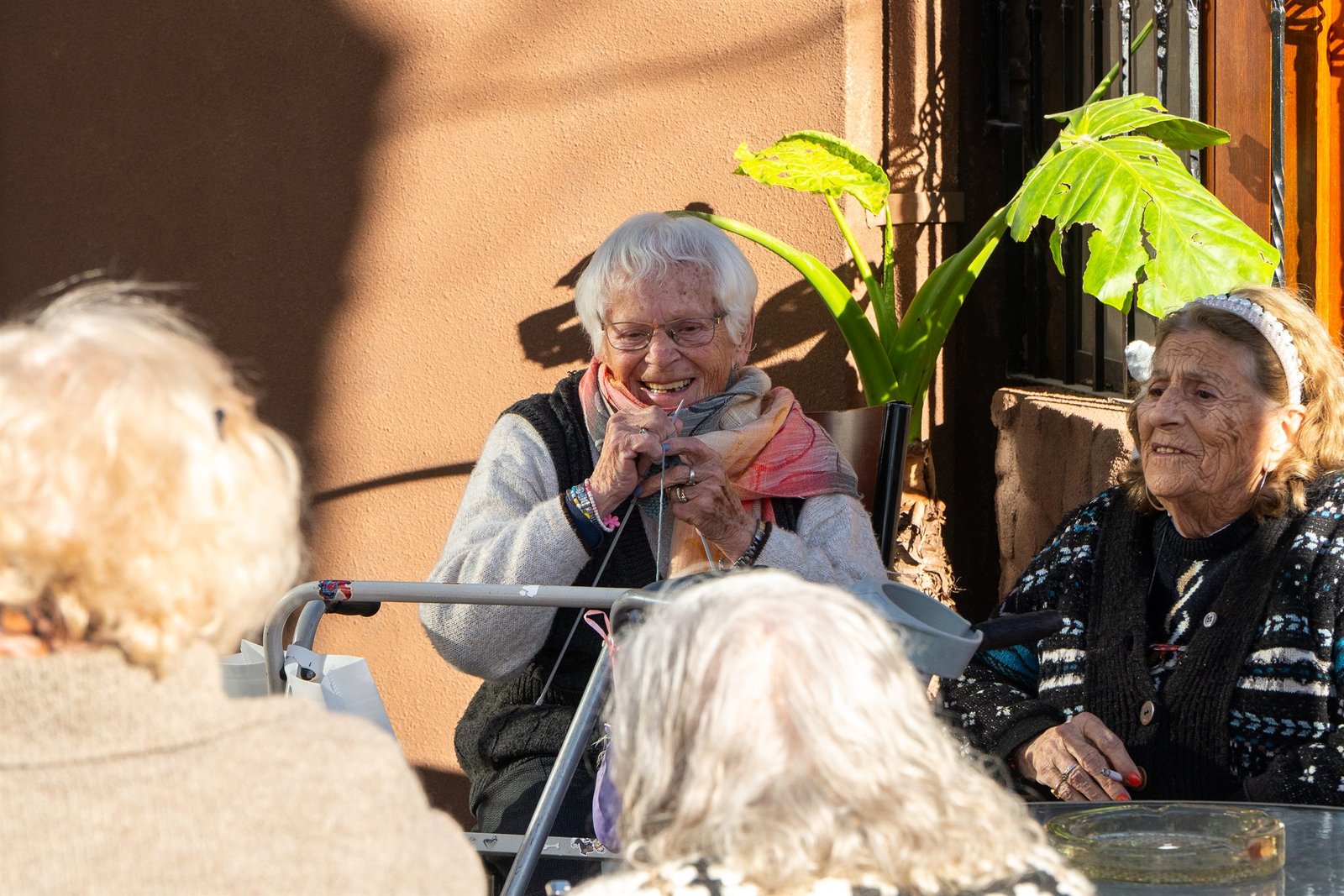 Dos residentes conversan bajo la luz cálida de la tarde.