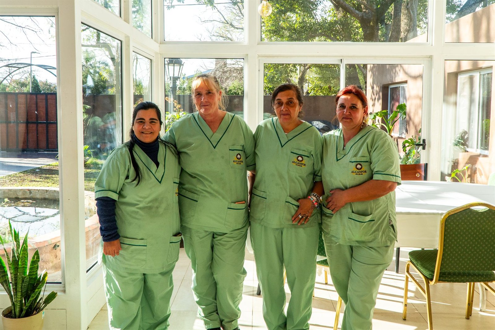 El equipo de Alcanfor en la galería luminosa de la casa.