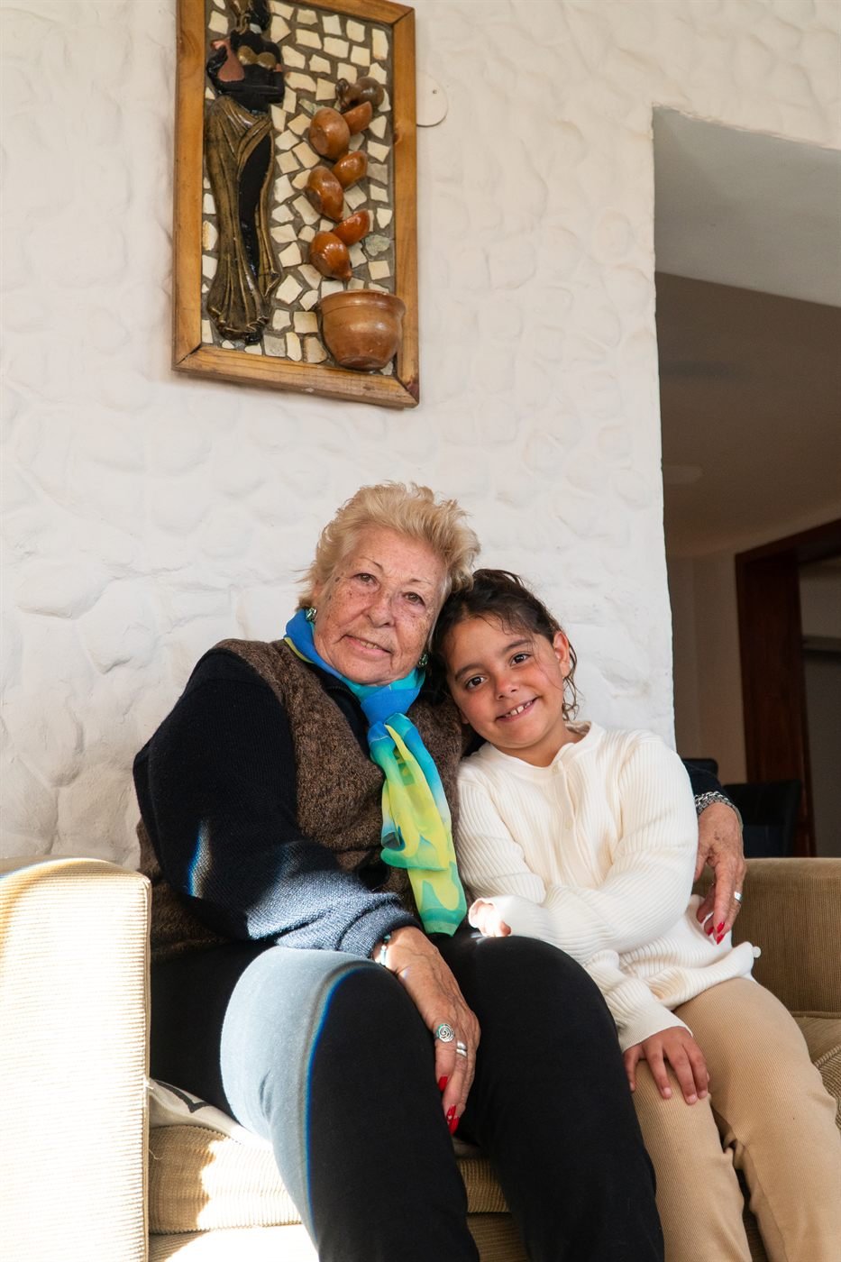 Una residente comparte una sonrisa con su nieta.