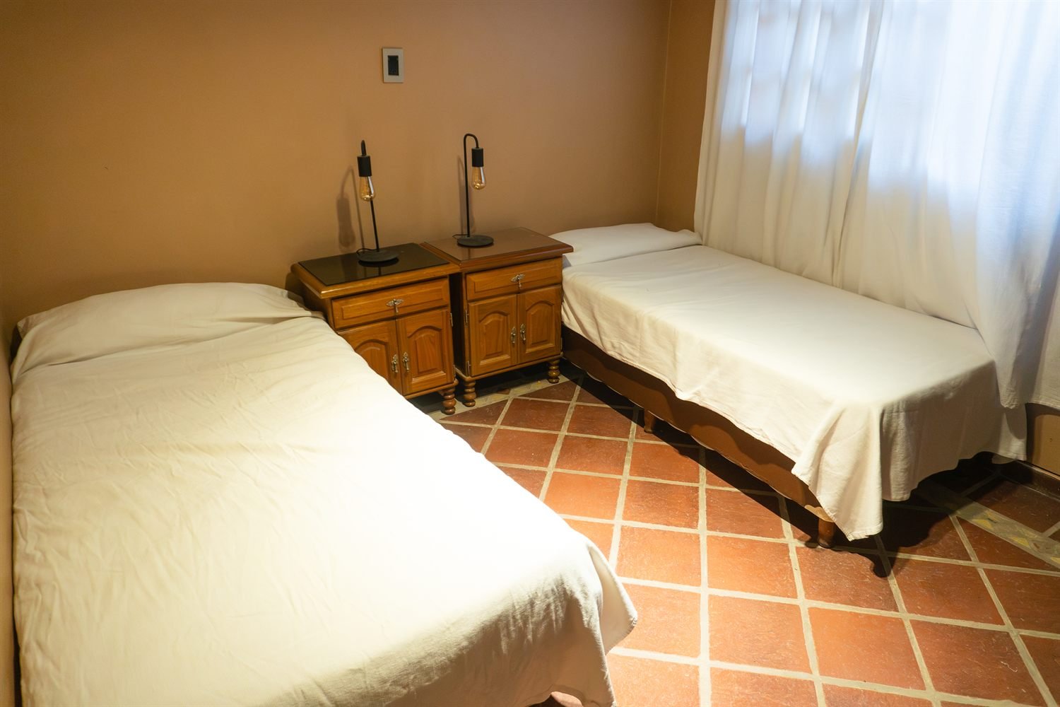 Una habitación de Alcanfor con luz natural.