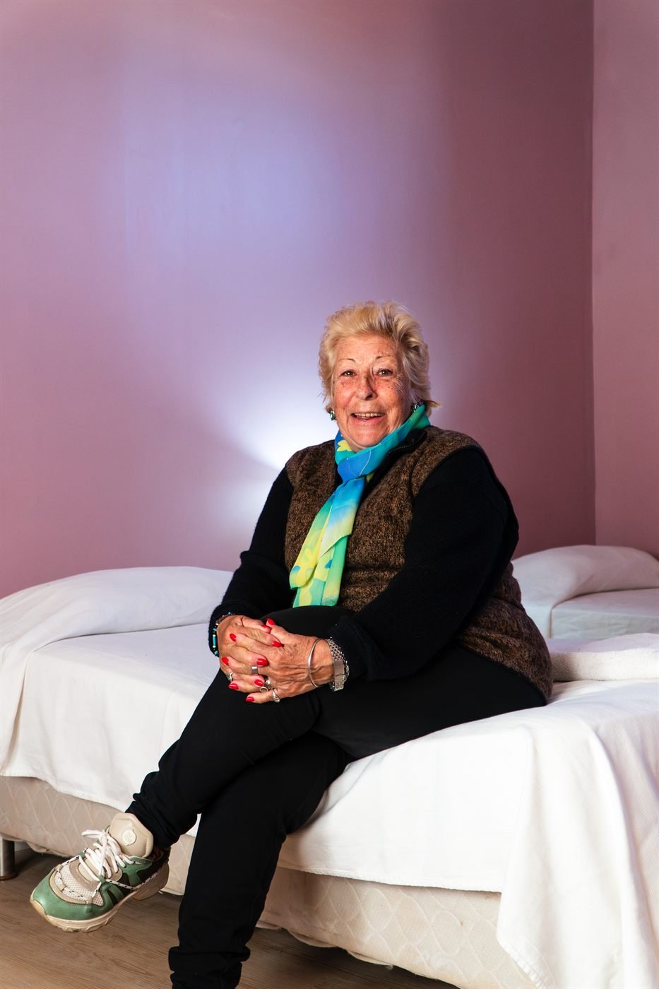 Una residente en su habitación, un espacio propio y tranquilo.