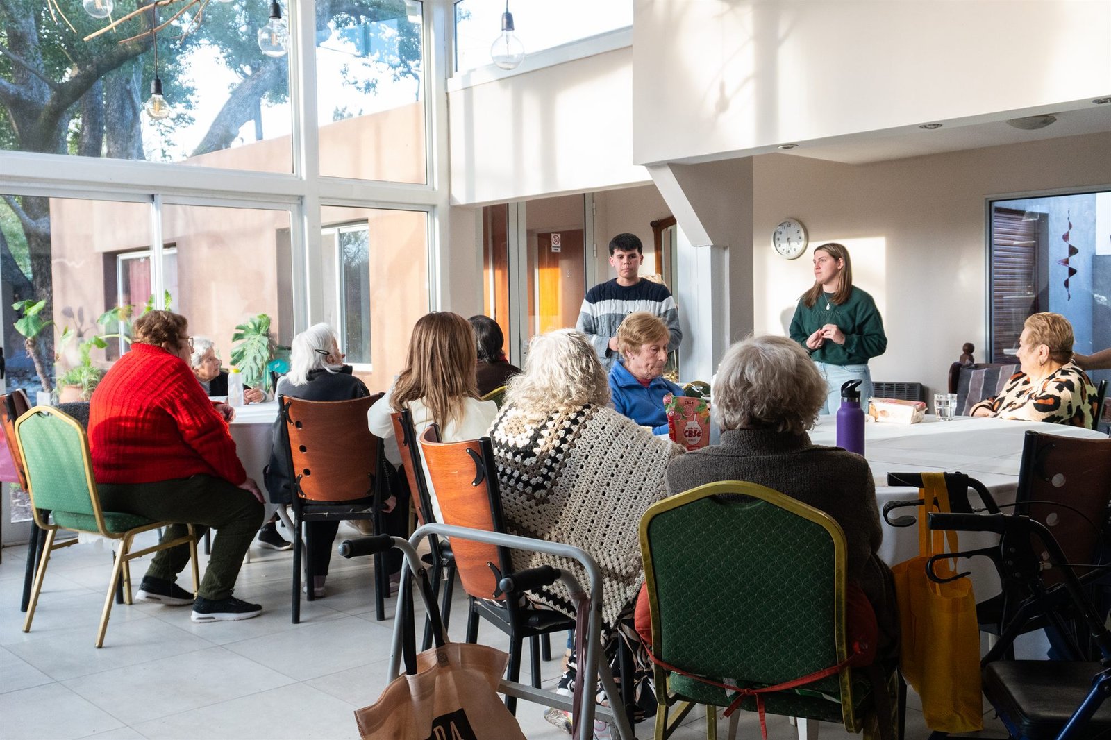 Residentes y familiares comparten una tarde de actividades en el salón luminoso de Alcanfor.